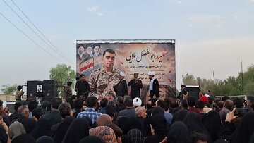 تشییع پیکر سرباز شهید «ملایی» در میان اشک‌های بی‌قرار و دستان مهربان مردم عنبرآباد 