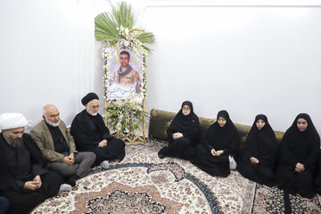 حضور در منزل شهیدان والامقام تاجبخش در سفر فاطمه مهاجرانی، سخنگوی دولت به خوزستان