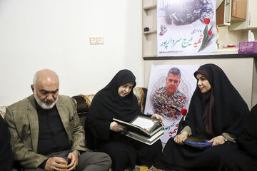 حضور در منزل شهیدان والامقام سردارپور در سفر فاطمه مهاجرانی، سخنگوی دولت به خوزستان
