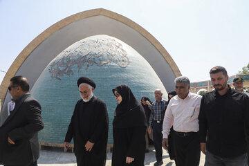 حضور در آرامگاه و ادای احترام به شاعر فرهیخته قیصر امین‌پور در حاشیه سفر فاطمه مهاجرانی، سخنگوی دولت به خوزستان