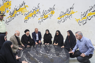 حضور در آرامگاه و ادای احترام به شاعر فرهیخته قیصر امین‌پور در حاشیه سفر فاطمه مهاجرانی، سخنگوی دولت به خوزستان