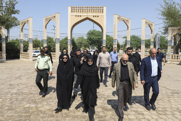 حضور در آرامگاه و ادای احترام به شاعر فرهیخته قیصر امین‌پور در حاشیه سفر فاطمه مهاجرانی، سخنگوی دولت به خوزستان
