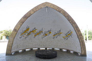 حضور در آرامگاه و ادای احترام به شاعر فرهیخته قیصر امین‌پور در حاشیه سفر فاطمه مهاجرانی، سخنگوی دولت به خوزستان