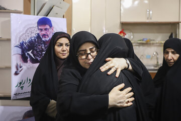 حضور در منزل شهیدان والامقام سردارپور در سفر فاطمه مهاجرانی، سخنگوی دولت به خوزستان