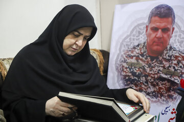 حضور در منزل شهیدان والامقام سردارپور در سفر فاطمه مهاجرانی، سخنگوی دولت به خوزستان