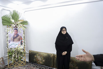حضور در منزل شهیدان والامقام تاجبخش در سفر فاطمه مهاجرانی، سخنگوی دولت به خوزستان