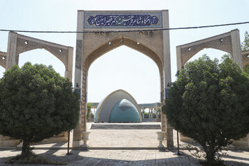 حضور در آرامگاه و ادای احترام به شاعر فرهیخته قیصر امین‌پور در حاشیه سفر فاطمه مهاجرانی، سخنگوی دولت به خوزستان