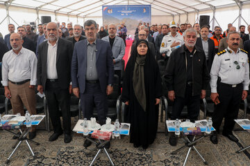 از سمت راست، سرهنگ حاجی ده‌آبادی فرمانده پلیس راه استان، جوکار نماینده مردم یزد در مجلس، فرزانه صادق وزیر راه و شهرسازی، بابایی استاندار یزد، صباغیان نماینده حوزه انتخابیه جنوب استان در مجلس و میر محمدی نماینده مردم میبد و اشکذر در مجلس شواری اسلامی در آغاز عملیات اجرایی طرح ملی آزادراه نطنز–یزد–سیرجان در محور اردکان–مهریزسفر وزیر راه و شهرسازی به یزد