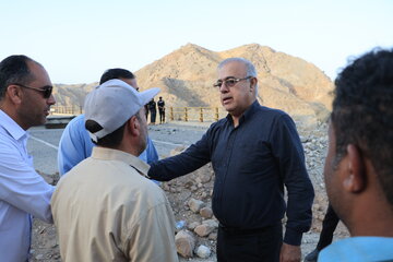 استاندار هرمزگان در محل پل محور «رودان - بندرعباس» پس حمله آمریکا