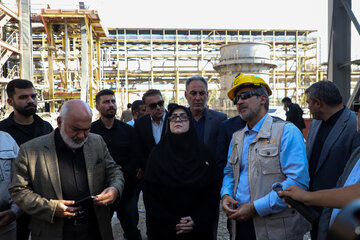 بازدید فاطمه مهاجرانی، سخنگوی دولت در سفر به خوزستان از شرکت فجر انرژی خلیج فارس که فروردین 1405 و طی جنگ رمضان مورد حمله ارتش تروریستی آمریکا قرار گرفت