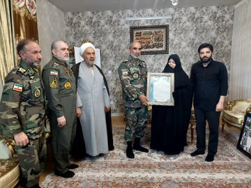 دیدار فرمانده نیروی زمینی ارتش با خانواده شهید سپهبد موسوی