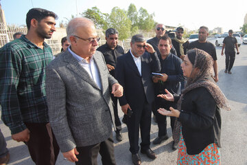 حضور استاندار هرمزگان در حاشیه بازدید معاون اجرایی رییس جمهور و وزیر نیرو از اماکن آسیب دیده هرمزگان