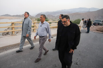 بازدید معاون اجرایی رییس جمهور و حسین ساجدی‌نیا، رییس رئیس سازمان مدیریت بحران کشور از پل محور بندرعباس به کهورستان و بندر خمیر