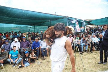 مسابقات کشتی سنتی لوچو در روستای کوهستانی امامزاده حسن- سوادکوه
