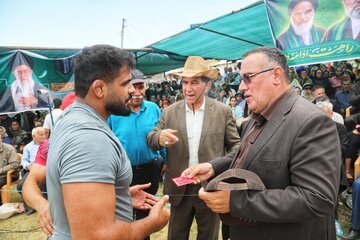 مسابقات کشتی سنتی لوچو در روستای کوهستانی امامزاده حسن- سوادکوه