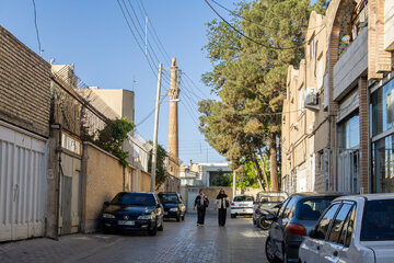 مناره ساربان در شمال محله جوباره واقع شده‌ است و از زیباترین مناره‌های دوران سلجوقی است. این مناره، دارای تزئینات آجری و کاشی‌کاری بوده که در سده ششم «ه.ق»، میان سال‌های ۵۲۵ و ۵۵۰ هجری قمری، ساخته شده‌ است.