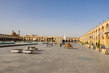 قدمت میدان امام علی که پیش از این با نام‌های عتیق، سبزه میدان، میدان هارون ولایت، میدان سنجری (منسوب به سلطان سنجر سلجوقی) و میدان کهنه نیز شهرت داشته به دوران سلجوقیان بازمی‌گردد، این میدان در گذشته به عنوان میدان اصلی و مرکزی شهر اصفهان کاربرد داشته و اگرچه در نتیجه هجوم مغولان با آسیب‌های فراوانی مواجه شد، اما بعدها در زمان ایلخانان و تیموریان تا حدی مورد مرمت و بازسازی قرار گرفت .