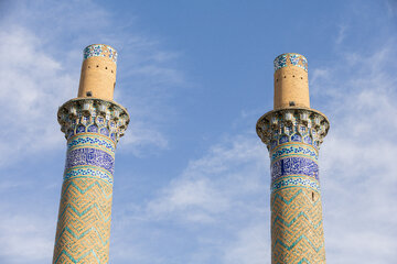 مناره‌های دارالضیافه توسط معماران دوره‌ی اسلامی با بهره گیری از سبک معماری آذری یا مغولی ساخته شده است.