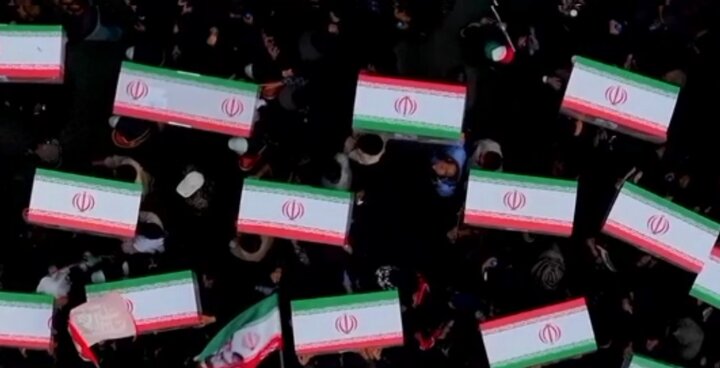 تشییع ۶۲ قطعه از پیکر شهدای دانش‌آموز میناب/بازگشت پیکرهای تفحص‌شده به آغوش خاک