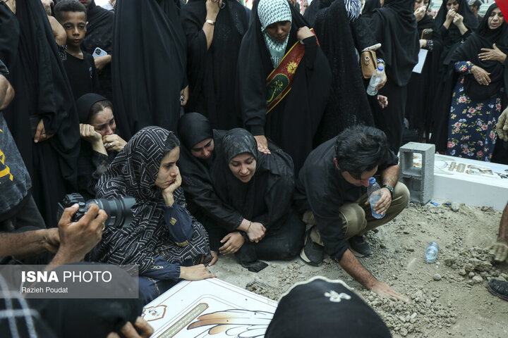 تشییع ۶۲ قطعه از پیکر شهدای دانشآموز میناب/بازگشت پیکرهای تفحصشده به آغوش خاک