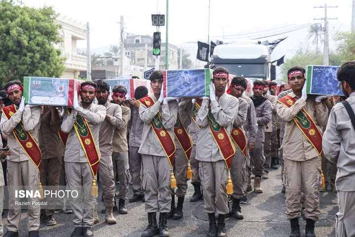 تشییع ۶۲ قطعه از پیکر شهدای دانشآموز میناب/بازگشت پیکرهای تفحصشده به آغوش خاک