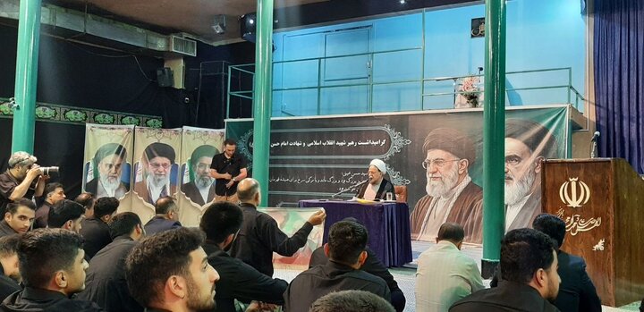 همه کسانی که از ولایت سخن می‌گویند کتاب «باشکوه‌ترین نرمش قهرمانانه تاریخ» را بخوانند
