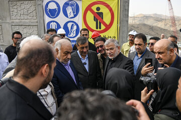 بازدید محمدجعفر قائم پناه، معاون اجرایی رییس جمهور از پل B1 کرج در سفر به استان البرز