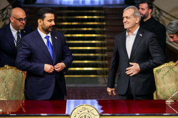 مسعود پزشکیان، رئیس‌جمهور و علی فالح الزیدی، نخست‌وزیر عراق در امضای اسناد همکاری دوجانبه بین جمهوری اسلامی ایران و عراق