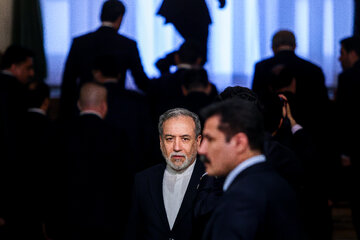 عباس عراقچی، وزیر امور خارجه در امضای اسناد همکاری دوجانبه بین جمهوری اسلامی ایران و عراق