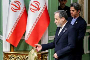 عباس عراقچی، وزیر امور خارجه در امضای اسناد همکاری دوجانبه بین جمهوری اسلامی ایران و عراق