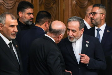 عباس عراقچی، وزیر امور خارجه در امضای اسناد همکاری دوجانبه بین جمهوری اسلامی ایران و عراق