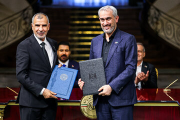 سید علی مدنی‌زاده، وزیر اقتصاد در امضای اسناد همکاری دوجانبه بین جمهوری اسلامی ایران و عراق