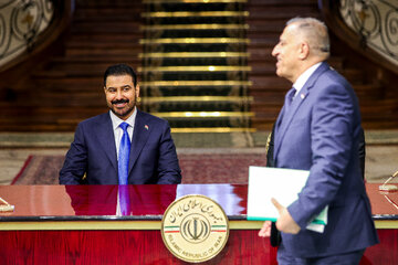 علی فالح الزیدی، نخست‌وزیر عراق در امضای اسناد همکاری دوجانبه بین جمهوری اسلامی ایران و عراق
