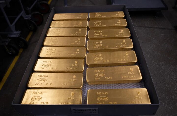 Global Gold Prices Retreat From Two-Week High Amid Rising Oil Costs