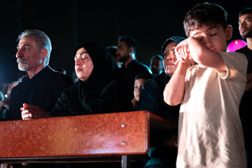 حضور پدر و مادر ماکان نصیری در رویداد هنری «مشق ناتمام»