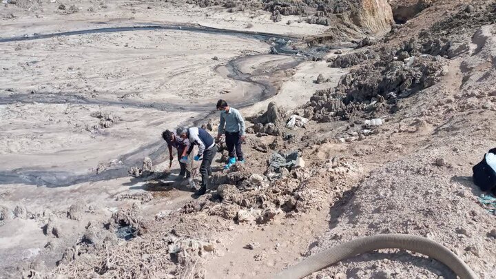 نمونه‌برداری محیط زیست از خاک مرکز دفن زباله البرز