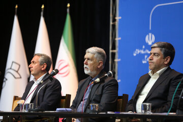 مسعود امامی یگانه استاندار اردبیل، سیدعباس صالحی وزیر فرهنگ و ارشاد اسلامی و احد بیوته دبیر کمیسیون فرهنگی مجلس شورای اسلامی در نشست با اصحاب فرهنگ، هنر، رسانه و قرآن در اردبیل