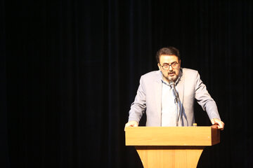 سخنرانی محمد سیمزاری به عنوان نماینده جامعه فرهنگ اردبیل در نشست وزیر فرهنگ و ارشاد اسلامی با اصحاب فرهنگ، هنر، رسانه و قرآن در اردبیل