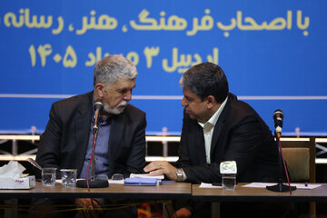 مسعود امامی یگانه استاندار اردبیل و سیدعباس صالحی وزیر فرهنگ و ارشاد اسلامی در نشست با اصحاب فرهنگ، هنر، رسانه و قرآن در اردبیل