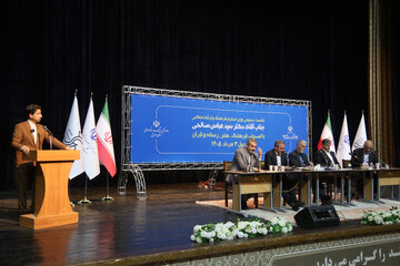 سخنرانی حبیب احمدی مدیر خانه مطبوعات اردبیل به عنوان نماینده جامعه رسانه اردبیل در نشست وزیر فرهنگ و ارشاد اسلامی با اصحاب فرهنگ، هنر، رسانه و قرآن در اردبیل