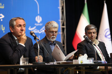 مسعود امامی یگانه استاندار اردبیل، سیدعباس صالحی وزیر فرهنگ و ارشاد اسلامی و احد بیوته دبیر کمیسیون فرهنگی مجلس شورای اسلامی در نشست با اصحاب فرهنگ، هنر، رسانه و قرآن در اردبیل