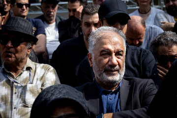 محمد مهدی عسگرپور در تشییع پیکر زنده یاد «اکبر عبدی»