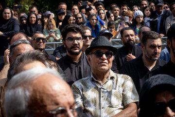 مهدی میامی در تشییع پیکر زنده یاد «اکبر عبدی»