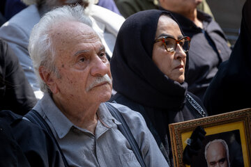 ایرج راد در تشییع پیکر زنده یاد «اکبر عبدی»