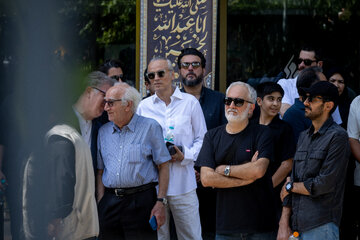 بیژن و رضا بنفشه خواه و محسن کیایی در تشییع پیکر زنده یاد «اکبر عبدی»