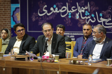 محمد انوار رئیس موزه تاریخ علوم اردبیل، شهریار شاهین دژی مشاور سازمان ایران شناسی ایران، محمود محمد هدایتی رئیس بنیاد ایران شناسی اردبیل در شب صفویه(شیخ ارشاد) در اردبیل