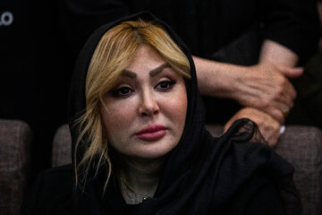 نیوشا ضیغمی، بازیگر در مراسم زنده یاد «اکبر عبدی»