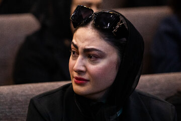 مریم مومن، بازیگر در مراسم ختم زنده یاد «اکبر عبدی»