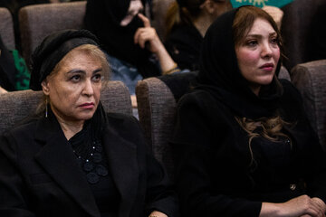اکرم محمدی، بازیگر در مراسم ختم زنده یاد «اکبر عبدی»