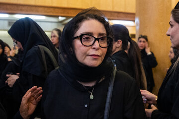 ژاله صامتی، بازیگر در مراسم ختم زنده یاد «اکبر عبدی»